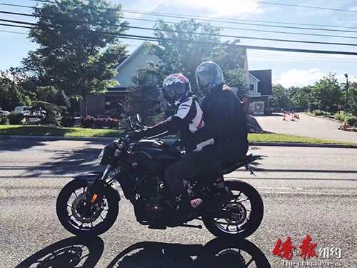 朱先生的兒子帶著朱先生坐摩托車兜風(fēng),。 (來(lái)源:美國(guó)《僑報(bào)》) 朱先生的兒子帶著朱先生坐摩托車兜風(fēng)。 (來(lái)源:美國(guó)《僑報(bào)》)
