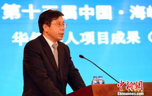 福建省僑辦主任馮志農(nóng)出席華僑華人項(xiàng)目成果(泉州)專場對接會并致辭,?!∮浾邉⒖筛z 福建省僑辦主任馮志農(nóng)出席華僑華人項(xiàng)目成果(泉州)專場對接會并致辭,。 記者劉可耕 攝