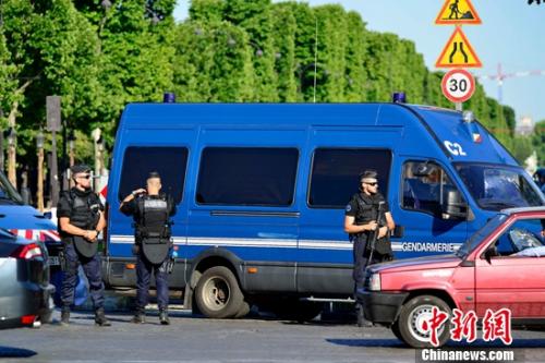 圖為警方封鎖香榭麗舍大道事發(fā)路段,。龍劍武 攝 圖為警方封鎖香榭麗舍大道事發(fā)路段,。龍劍武 攝