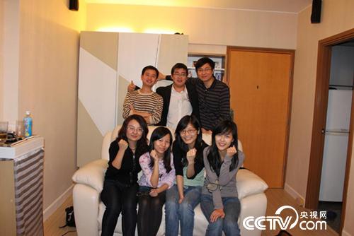 吳蘇與香港科技大學(xué)的同學(xué)們,。一排右一的女孩現(xiàn)在是他的妻子。