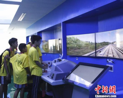 華裔青少年在模擬仿真操作臺(tái)上,,模擬駕駛高鐵列車(chē),。 朱柳融 攝 華裔青少年在模擬仿真操作臺(tái)上,,模擬駕駛高鐵列車(chē),。 朱柳融 攝