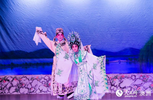 惠靈頓,、廣州兩地演員表演粵劇《夢會太湖》(攝影 張健勇) 惠靈頓,、廣州兩地演員表演粵劇《夢會太湖》(攝影 張健勇)
