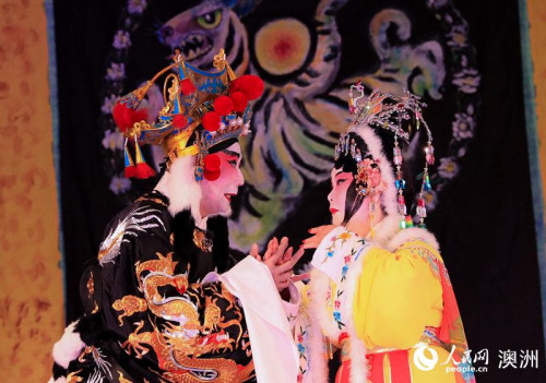 惠靈頓廣東籍老華僑表演粵劇《文姬歸漢》(攝影 張健勇) 惠靈頓廣東籍老華僑表演粵劇《文姬歸漢》(攝影 張健勇)