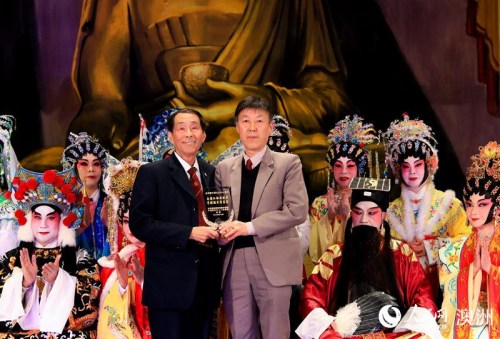惠靈頓粵劇曲藝團向新西蘭中國文化中心贈送水晶紀念杯(攝影 張健勇) 惠靈頓粵劇曲藝團向新西蘭中國文化中心贈送水晶紀念杯(攝影 張健勇)