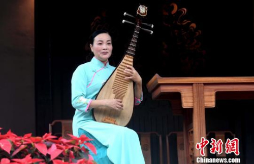 福州市曲藝團二級演員,、福建省省級非物質(zhì)文化遺產(chǎn)福州伬藝項目傳承人林艷紅精彩演繹福州伬藝?！∮浾邉⒖筛?攝