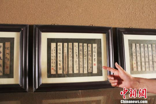 古色古香的展廳里,,處處都擺放著漢簡的臨摹復(fù)制作品,,其中大部分臨摹自敦煌懸泉置、玉門關(guān),、馬圈灣烽燧遺址出土的簡牘,。 徐雪 攝 古色古香的展廳里,,處處都擺放著漢簡的臨摹復(fù)制作品,,其中大部分臨摹自敦煌懸泉置、玉門關(guān),、馬圈灣烽燧遺址出土的簡牘,。 徐雪 攝