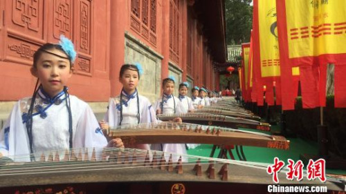 祭祀現(xiàn)場(chǎng)古箏奏樂?!〈蘖?攝 祭祀現(xiàn)場(chǎng)古箏奏樂,?!〈蘖?攝