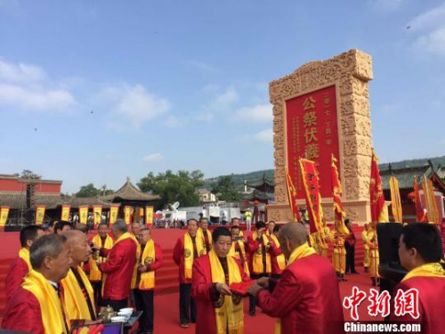 祭祀現(xiàn)場(chǎng),。 崔琳 攝 祭祀現(xiàn)場(chǎng)?!〈蘖?攝