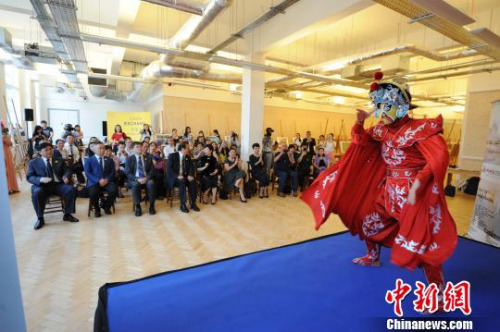 中外嘉賓在欣賞遵義市的傳統(tǒng)特色表演“變臉”,。 李克 攝 中外嘉賓在欣賞遵義市的傳統(tǒng)特色表演“變臉”?!±羁?攝