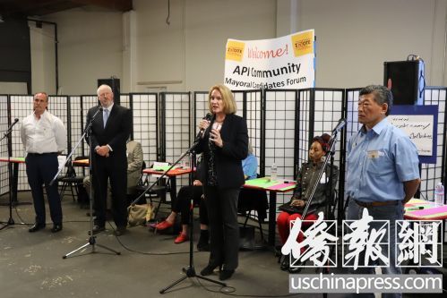 德肯(前排右二)談如何加強公共安全。(僑報記者杰克攝) 德肯(前排右二)談如何加強公共安全,。(僑報記者杰克攝)