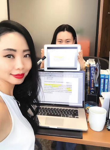 馮莉采用“屏幕共享”的方式來教授課程,,學(xué)生可以在平板電腦上看到老師的即時課堂筆記。這樣的教學(xué)方式更加簡單,、方便,。 馮莉采用“屏幕共享”的方式來教授課程,,學(xué)生可以在平板電腦上看到老師的即時課堂筆記,。這樣的教學(xué)方式更加簡單、方便,。