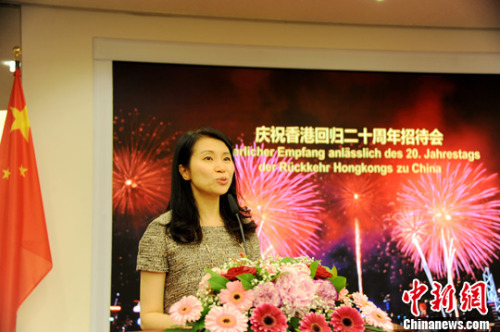 香港駐柏林經(jīng)貿(mào)辦主任何小萍致辭。<a target='_blank' >中新社</a>記者 彭大偉 攝 香港駐柏林經(jīng)貿(mào)辦主任何小萍致辭,。<a target='_blank' >中新社</a>記者 彭大偉 攝