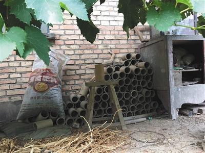 楊風(fēng)申制作煙花的火藥原料已被公安部門沒收,,剩下做梨花瓶的紙筒堆在院子墻角。 楊風(fēng)申制作煙花的火藥原料已被公安部門沒收,剩下做梨花瓶的紙筒堆在院子墻角,。