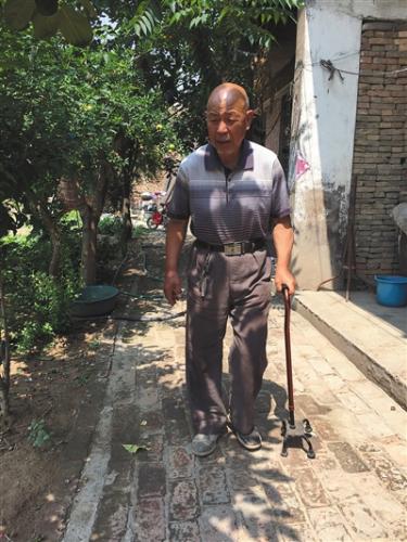 楊風(fēng)申身體不好,,他不愛出門,每天在自家院子里拄著拐杖走幾圈,。 A12-A13版圖片(除署名外)/新京報(bào)記者 宋超 攝 楊風(fēng)申身體不好,,他不愛出門,每天在自家院子里拄著拐杖走幾圈,。 A12-A13版圖片(除署名外)/新京報(bào)記者 宋超 攝