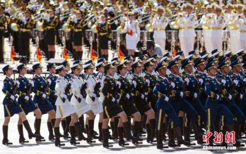 資料圖:抗戰(zhàn)勝利日閱兵式上,,三軍儀仗隊(duì)女兵在接受檢閱。<a target='_blank' >中新社</a>記者 張浩 攝 資料圖:抗戰(zhàn)勝利日閱兵式上,三軍儀仗隊(duì)女兵在接受檢閱,。<a target='_blank' >中新社</a>記者 張浩 攝