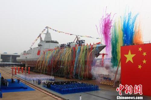 6月28日,,中國(guó)新型萬(wàn)噸級(jí)驅(qū)逐艦首艦下水,。 王東海 攝 6月28日,,中國(guó)新型萬(wàn)噸級(jí)驅(qū)逐艦首艦下水,。 王東海 攝