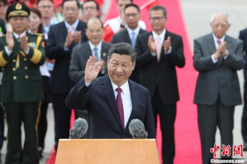 中共中央總書記,、國(guó)家主席,、中央軍委主席習(xí)近平6月29日中午乘專機(jī)抵達(dá)香港,出席將于7月1日舉行的慶祝香港回歸祖國(guó)20周年大會(huì)暨香港特別行政區(qū)第五屆政府就職典禮,,并視察香港特別行政區(qū),。圖為習(xí)近平走到采訪區(qū)向在場(chǎng)記者問(wèn)好,,并通過(guò)他們向廣大香港市民表示誠(chéng)摯問(wèn)候和良好祝愿,。<a target='_blank' >中新社</a>記者 盛佳鵬 攝 中共中央總書記、國(guó)家主席,、中央軍委主席習(xí)近平6月29日中午乘專機(jī)抵達(dá)香港,,出席將于7月1日舉行的慶祝香港回歸祖國(guó)20周年大會(huì)暨香港特別行政區(qū)第五屆政府就職典禮,并視察香港特別行政區(qū),。圖為習(xí)近平走到采訪區(qū)向在場(chǎng)記者問(wèn)好,,并通過(guò)他們向廣大香港市民表示誠(chéng)摯問(wèn)候和良好祝愿。<a target='_blank' >中新社</a>記者 盛佳鵬 攝
