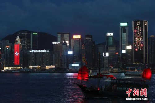 香港回歸祖國二十周年慶典臨近,,香港慶回歸氣氛漸濃,6月27日晚,,在維多利亞港灣兩側(cè)霓虹閃爍,,大廈上的電子屏“升起”巨幅五星紅旗和紫荊花區(qū)旗,交替展現(xiàn),,并有“熱烈慶祝香港回歸祖國20周年”,、“祝賀香港回歸20周年”字樣,。 <a target='_blank' >中新社</a>記者 盛佳鵬 攝 香港回歸祖國二十周年慶典臨近,香港慶回歸氣氛漸濃,,6月27日晚,,在維多利亞港灣兩側(cè)霓虹閃爍,大廈上的電子屏“升起”巨幅五星紅旗和紫荊花區(qū)旗,,交替展現(xiàn),,并有“熱烈慶祝香港回歸祖國20周年”、“祝賀香港回歸20周年”字樣,。 <a target='_blank' >中新社</a>記者 盛佳鵬 攝