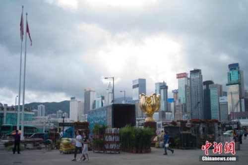 6月27日,香港金紫荊廣場開始布置鮮花,,香港慶?;貧w祖國20周年氣氛漸濃。 <a target='_blank' >中新社</a>記者 盛佳鵬 攝 6月27日,,香港金紫荊廣場開始布置鮮花,香港慶?;貧w祖國20周年氣氛漸濃,。 <a target='_blank' >中新社</a>記者 盛佳鵬 攝