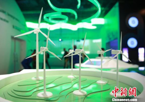 以“未來能源 綠色絲路”為主題的中國館呈現(xiàn)了在能源開發(fā)利用中的主張與成就?!∥凝埥?攝 以“未來能源 綠色絲路”為主題的中國館呈現(xiàn)了在能源開發(fā)利用中的主張與成就,?!∥凝埥?攝