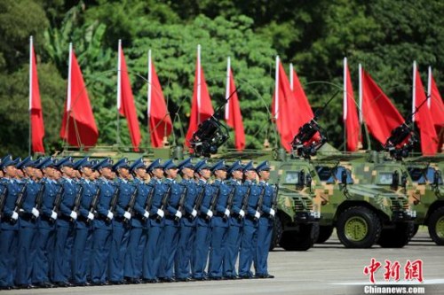 6月30日,，中共中央總書記、國家主席,、中央軍委主席習(xí)近平在香港石崗軍營視察并檢閱中國人民解放軍駐香港部隊(duì),。共有20個方隊(duì)，3100余名官兵接受檢閱,。圖為空軍方隊(duì),。 <a target='_blank' >中新社</a>記者 洪少葵 攝