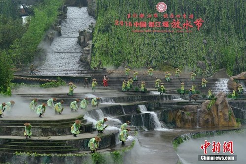 資料圖：都江堰放水節(jié)重現(xiàn)千年放水盛況,。劉杰 攝