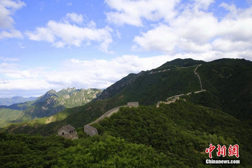 資料圖：慕田峪長城上的藍(lán)天白云景象,。<a target='_blank' >中新社</a>發(fā) 張浩 攝