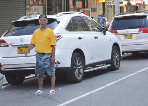 華埠游民眾多,,給商家?guī)砝_。(美國(guó)《世界日?qǐng)?bào)》/俞姝含 攝) 華埠游民眾多,給商家?guī)砝_,。(美國(guó)《世界日?qǐng)?bào)》/俞姝含 攝)