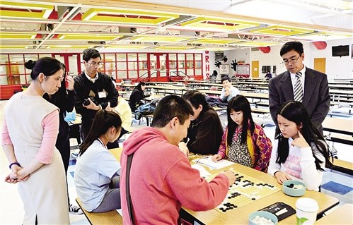 學生和家長在中文課程之余參加華夏中文學校組織的圍棋比賽等文娛活動,。　華夏中文學校供圖