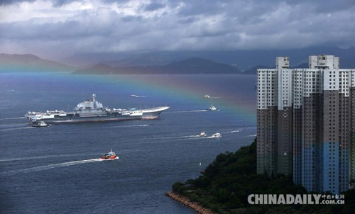 2017年7月7日上午,,海軍遼寧艦航母編隊結(jié)束跨區(qū)機(jī)動訓(xùn)練任務(wù)抵達(dá)香港,,參加解放軍進(jìn)駐香港20周年慶?;顒印#ㄖ袊請笥浾?鄧永安 攝)圖片來源:中國日報網(wǎng) 2017年7月7日上午,,海軍遼寧艦航母編隊結(jié)束跨區(qū)機(jī)動訓(xùn)練任務(wù)抵達(dá)香港,,參加解放軍進(jìn)駐香港20周年慶祝活動,。(中國日報記者 鄧永安 攝)圖片來源:中國日報網(wǎng)