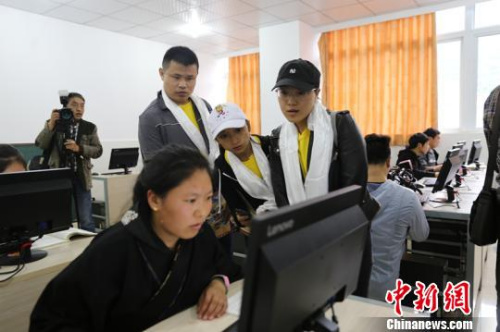 海外華僑華人子女參觀四川省藏文學(xué)校,。 馬強(qiáng) 攝 海外華僑華人子女參觀四川省藏文學(xué)校?!●R強(qiáng) 攝