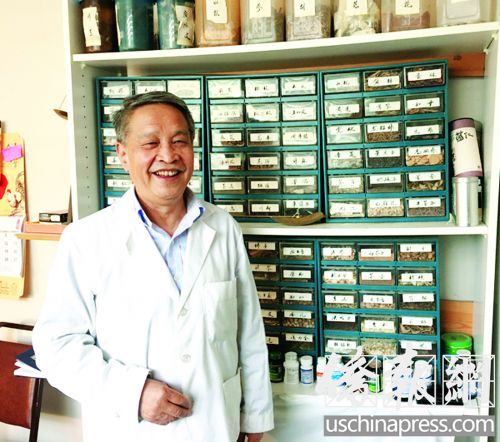 在北卡三角地區(qū),,李臻醫(yī)生的診所仍保留傳統(tǒng)的中草藥,。(美國《僑報(bào)》/毛萇子 攝) 在北卡三角地區(qū),,李臻醫(yī)生的診所仍保留傳統(tǒng)的中草藥。(美國《僑報(bào)》/毛萇子 攝)