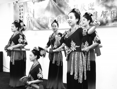 湄洲媽祖祖廟天后藝術(shù)團進行《海絲路·媽祖情》歌舞表演,。