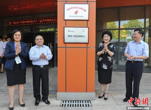 資料圖：2016年6月23日，國務(wù)院僑務(wù)辦公室主任裘援平在湖北省副省長甘榮坤等人的陪同下,，參觀了當(dāng)天剛剛在武漢揭牌成立的湖北“僑夢(mèng)苑”,。