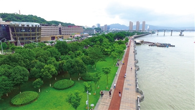 鹿城區(qū)甌江南岸綠道 甌江南岸綠道是主城區(qū)主要綠道,。綠道沿線配套設施齊全,，沿線江景優(yōu)美,，與甌北鎮(zhèn)、“中國四大名嶼”江心嶼隔江相望,，綠道植物種類繁多,，層次豐富，季相明顯,，同時重要節(jié)點位置正逐步增設自然花境,，為市民提供了一個舒適、悠閑,、游憩的場所,。