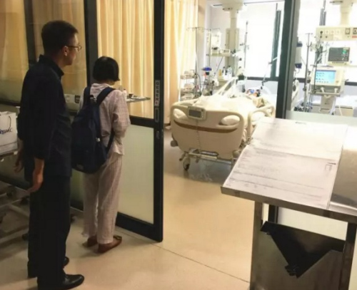 駐登巴薩總領館工作人員在醫(yī)院探望 駐登巴薩總領館工作人員在醫(yī)院探望
