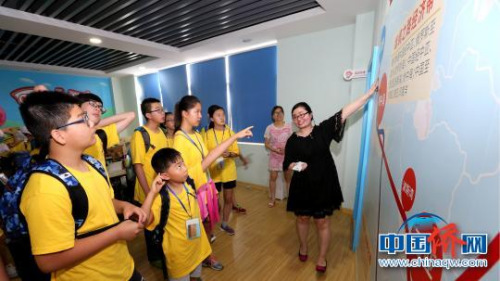 7月13日,桂林坤鶴文化傳播有限公司員工向海外華裔青少年介紹公司文化,?!∨崂?攝 7月13日,桂林坤鶴文化傳播有限公司員工向海外華裔青少年介紹公司文化,?!∨崂?攝