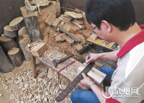 無需圖紙,，傳統(tǒng)佛像形態(tài)和雕塑技藝早已刻在了蔡永躍的腦子里,。