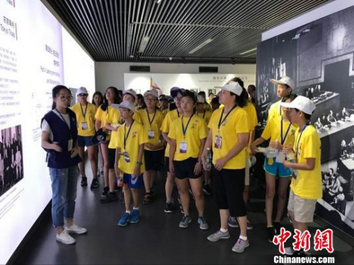 華裔師生參觀紀念館展廳,聽工作人員講解歷史,。 江蘇省僑辦 華裔師生參觀紀念館展廳,,聽工作人員講解歷史,。 江蘇省僑辦