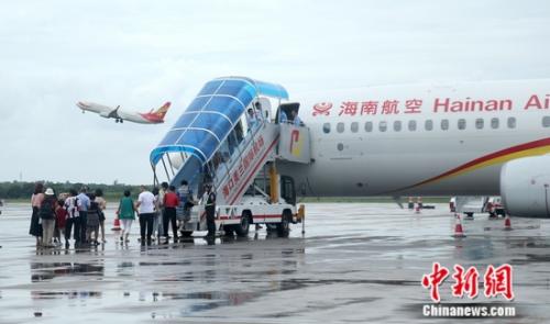 海南航空HU485從?？谥榴R尼拉航班，19日晚19:45飛抵菲律賓首都馬尼拉尼諾·阿基諾國際機場,，實現(xiàn)了海南航空?？谥榴R尼拉航線的首航,。 海南省外僑辦供圖