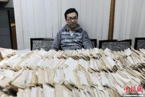 資料圖:童增展示“萬封信件”,。<a target='_blank' >中新網(wǎng)</a>記者張龍?jiān)茢z 資料圖:童增展示“萬封信件”,。<a target='_blank' >中新網(wǎng)</a>記者張龍?jiān)茢z