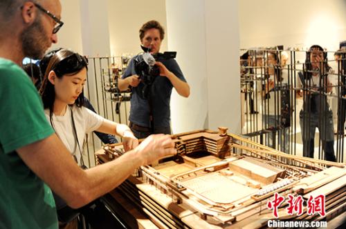 當(dāng)?shù)貢r間7月21日晚,,中德建交45周年系列文化活動之“此時此地:成都——劉家琨精選作品展”在德國柏林Aedes建筑論壇開幕,。圖為觀眾參觀著名建筑師劉家琨的近作“西村·貝森大院”模型。<a target='_blank' >中新社</a>記者 彭大偉 攝 當(dāng)?shù)貢r間7月21日晚,,中德建交45周年系列文化活動之“此時此地:成都——劉家琨精選作品展”在德國柏林Aedes建筑論壇開幕,。圖為觀眾參觀著名建筑師劉家琨的近作“西村·貝森大院”模型。<a target='_blank' >中新社</a>記者 彭大偉 攝