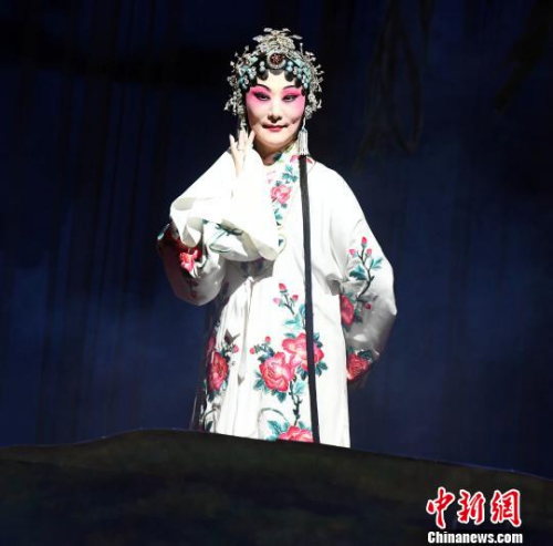 福建京劇院國(guó)家一級(jí)演員,、中國(guó)戲劇梅花獎(jiǎng)得主孫勁梅在京劇《白蛇傳·合缽》中飾演白素貞,?！⒖筛?攝