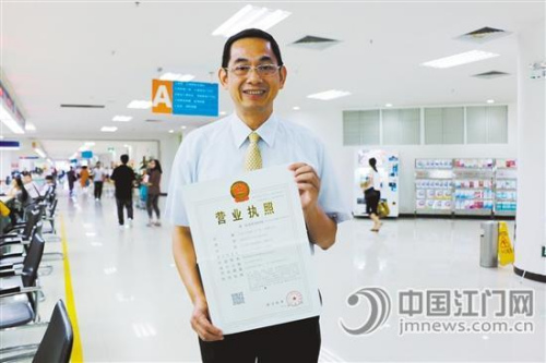 巴斯夫涂料(廣東)有限公司負責人領取我市首張“九證合一”新版營業(yè)執(zhí)照。張雷 攝 巴斯夫涂料(廣東)有限公司負責人領取我市首張“九證合一”新版營業(yè)執(zhí)照,。張雷 攝