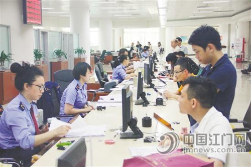 “多證合一”改革大幅提高政府審批效率,大大降低企業(yè)辦事成本,。陳絲柳 攝 “多證合一”改革大幅提高政府審批效率,,大大降低企業(yè)辦事成本,。陳絲柳 攝