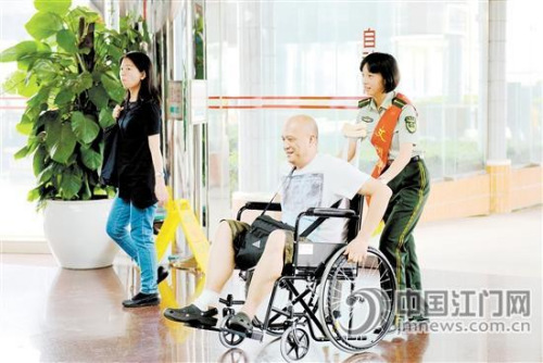 檢查員協(xié)助需要幫助的旅客通關(guān),。 檢查員協(xié)助需要幫助的旅客通關(guān)。
