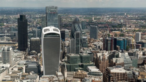位于芬丘奇街(Fenchurch Street)20號的大廈(前中),，因其外形被稱為“對講機”,。(法國歐洲時報網(wǎng)援引法新社)