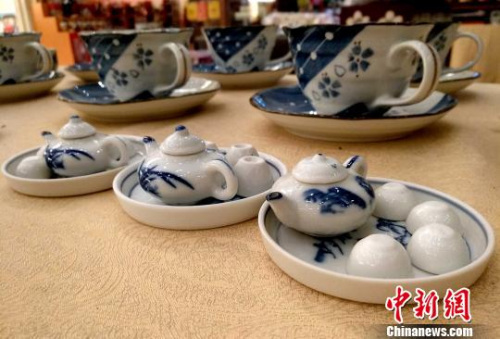 迷你“茶具”的茶壺,、茶杯和茶盤(pán)都是用泥土燒制而成,和正常茶具一樣,,能裝水倒水,。 張斌 攝 迷你“茶具”的茶壺、茶杯和茶盤(pán)都是用泥土燒制而成,,和正常茶具一樣,,能裝水倒水?!埍?攝