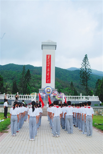 萬寧市青少年學(xué)生向六連嶺革命烈士紀(jì)念碑敬獻(xiàn)花圈,。