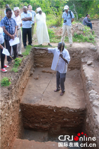 考古學(xué)者探查發(fā)現(xiàn)中國血緣人骨遺骸的曼達(dá)古鎮(zhèn)發(fā)掘現(xiàn)場。 （王新俊 攝）